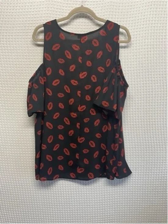 NWOT Torrid Black/Red Lips Print Cold Shoulder V-Neck Blouse Women 2X - Picture 8 of 10